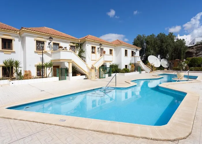 Stylish Design With Ocean, Pool View, King Size Bed, Wifi, Smart Tv, Free Parking 2 Pools Access