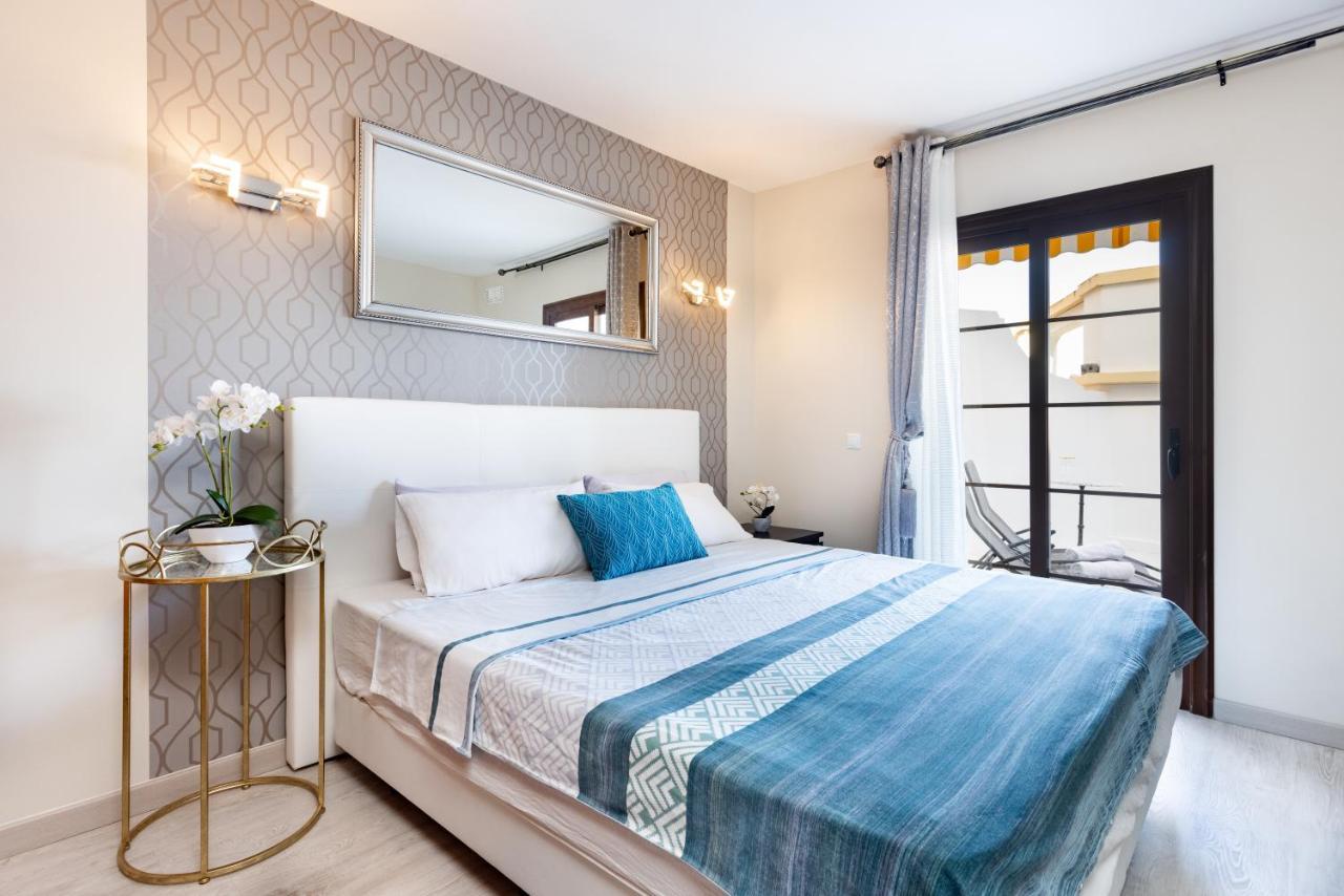 Apartment Stylish Design With Ocean, Pool View, King Size Bed, Wifi, Smart Tv, Free Parking 2 Pools Access Costa Adeje (Tenerife)