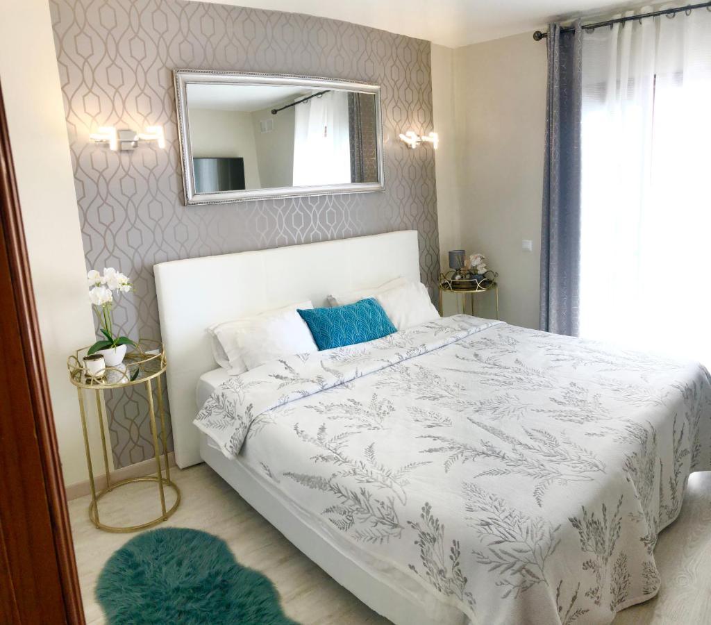 Stylish Design With Ocean, Pool View, King Size Bed, Wifi, Smart Tv, Free Parking 2 Pools Access Apartment Costa Adeje (Tenerife)