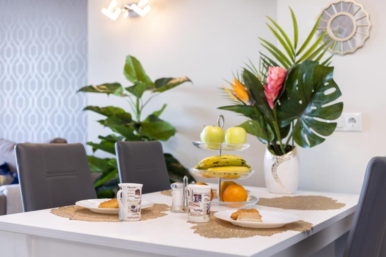 Stylish Design With Ocean, Pool View, King Size Bed, Wifi, Smart Tv, Free Parking 2 Pools Access Apartment