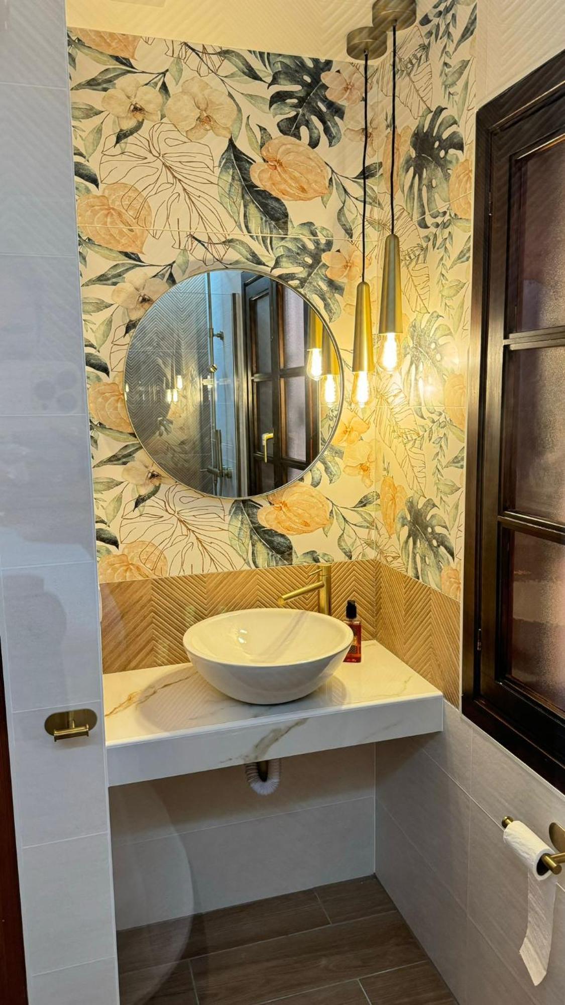 Stylish Design With Ocean, Pool View, King Size Bed, Wifi, Smart Tv, Free Parking 2 Pools Access Apartment