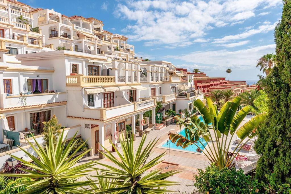 Apartment Stylish Design With Ocean, Pool View, King Size Bed, Wifi, Smart Tv, Free Parking 2 Pools Access Costa Adeje (Tenerife)